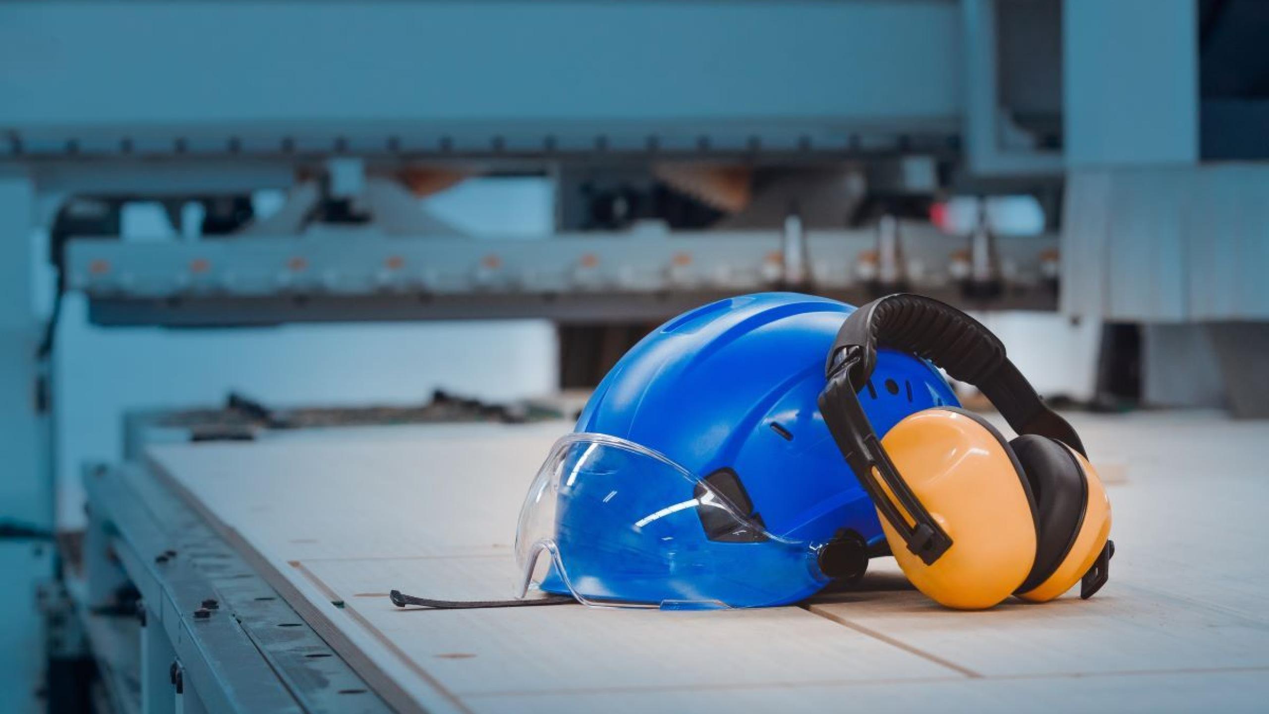 Helm met gehoorbescherming.