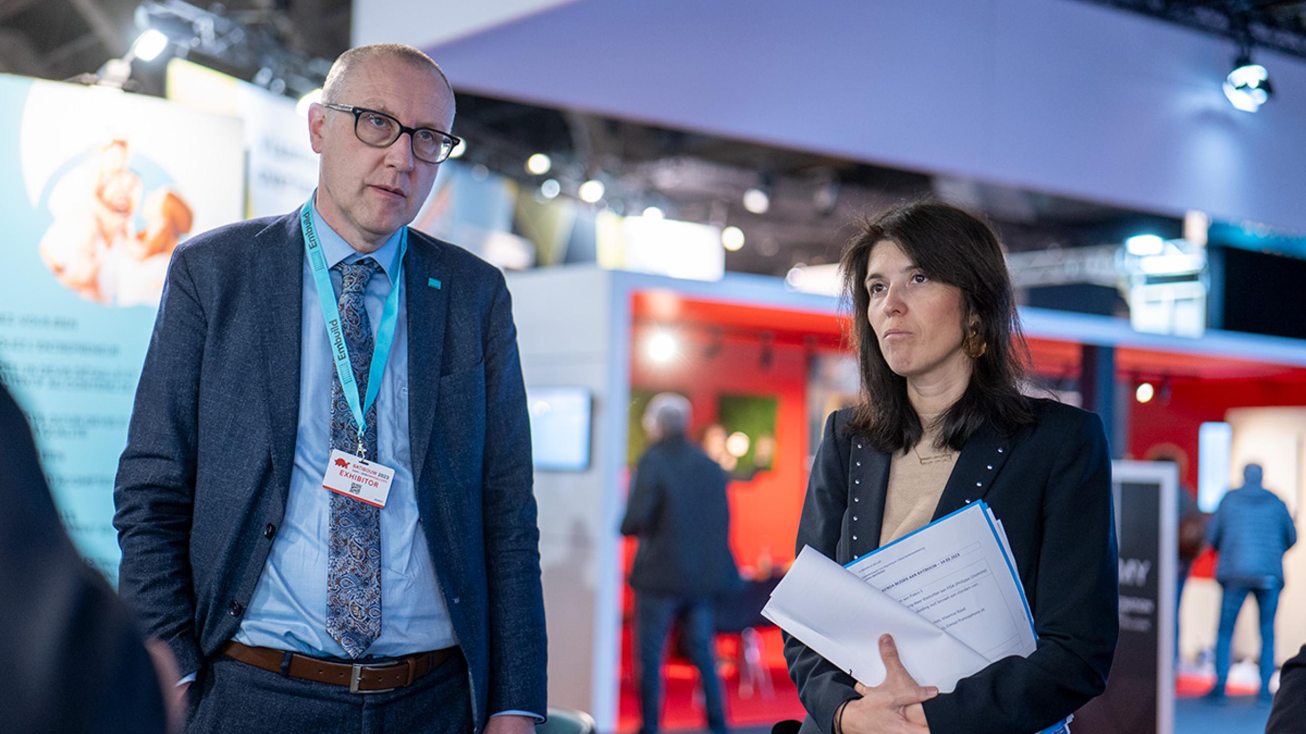 Niko Demeester en Alexia Bertrand op Batibouwstand