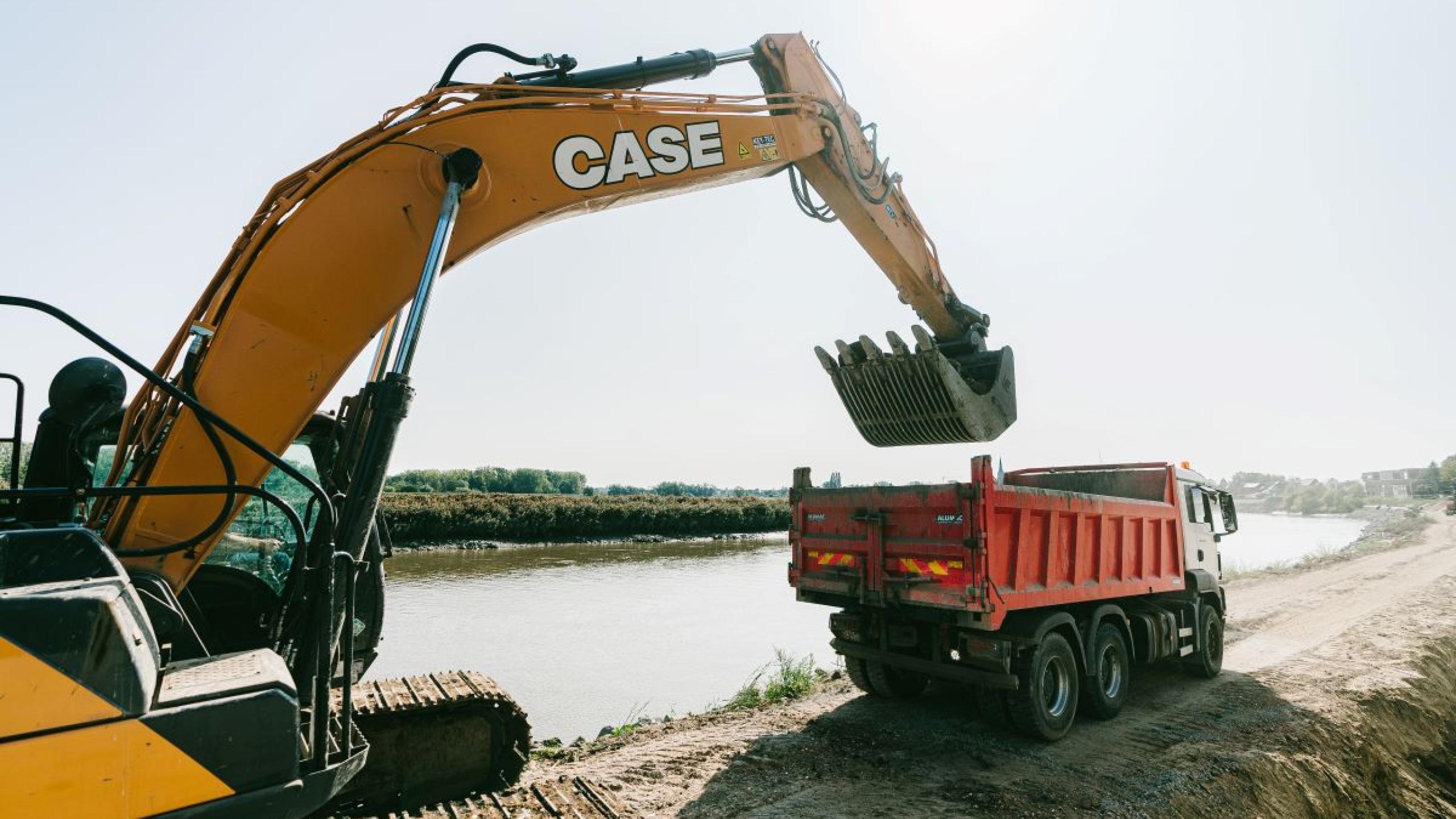 Kraan met vrachtwagen langs de Schelde.