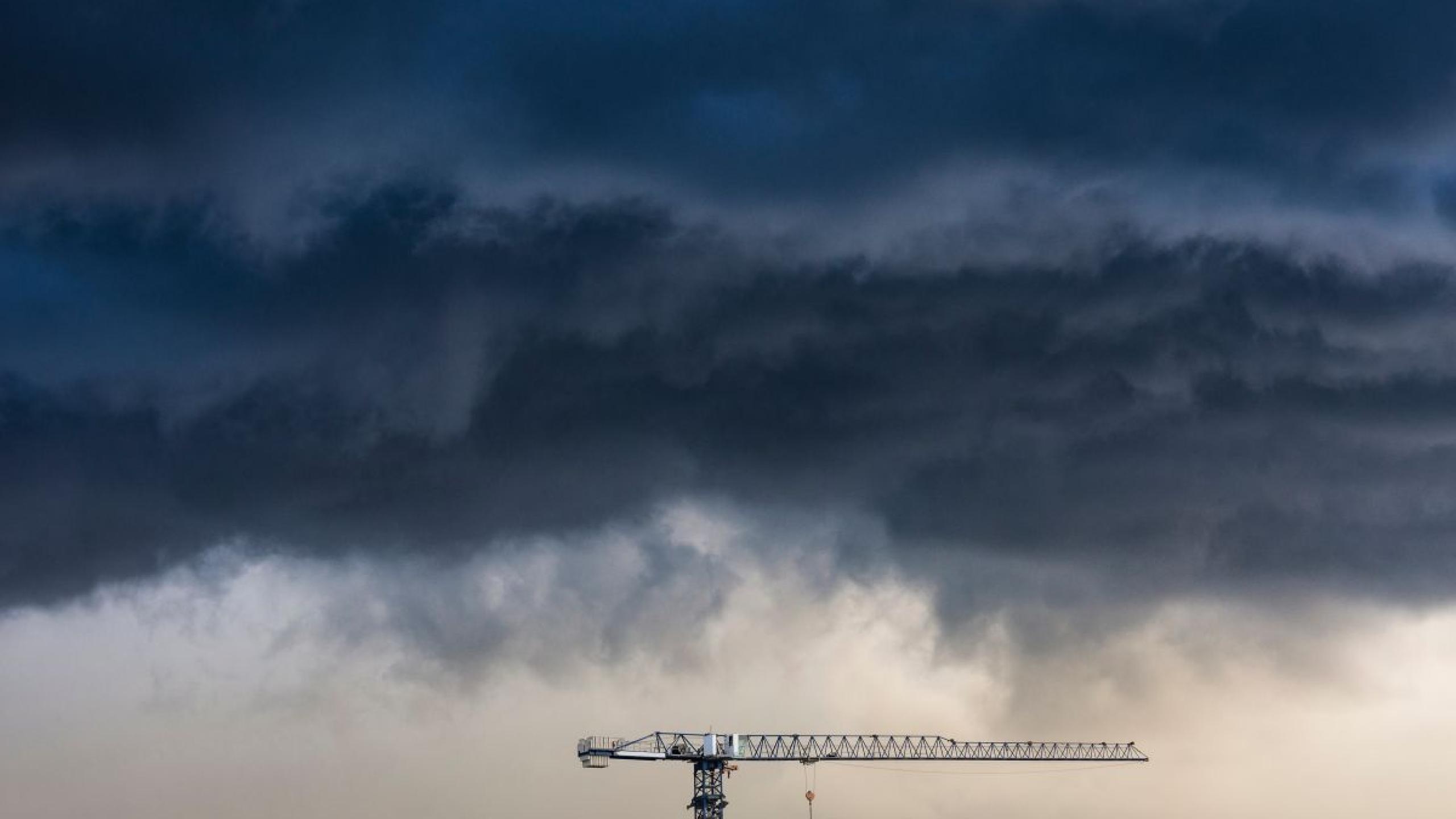 Torenkraan onder donkere wolken.