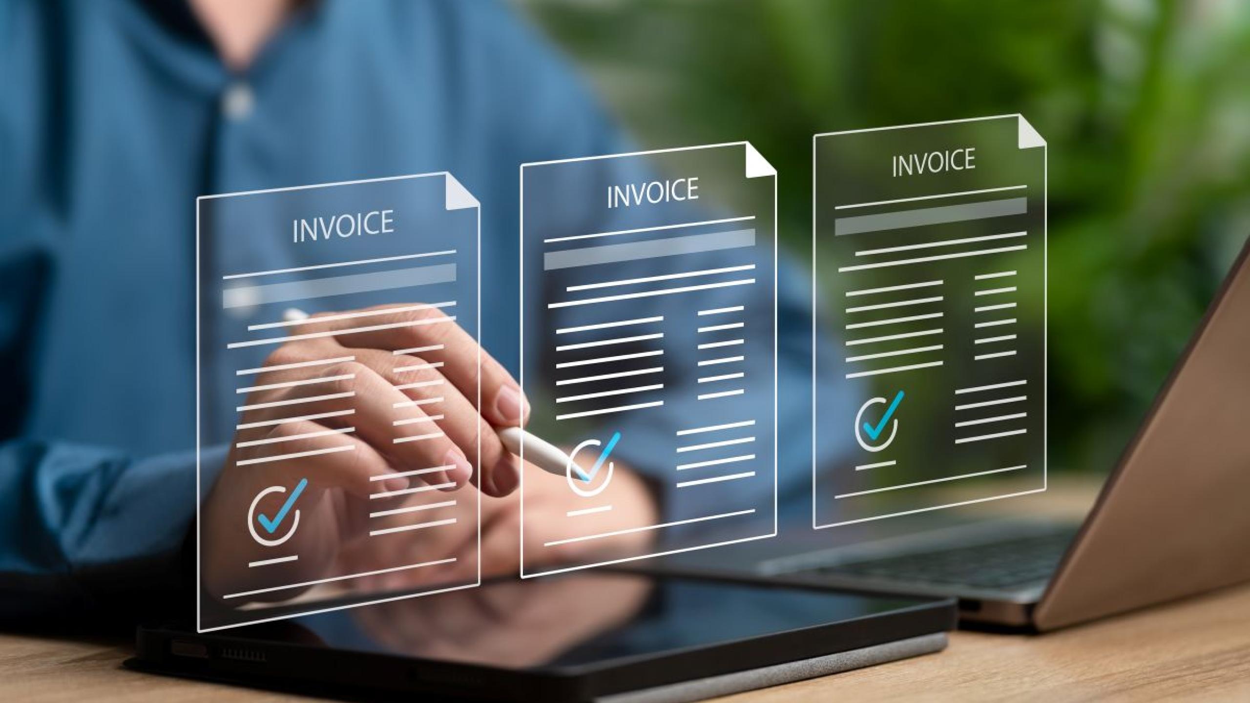Close-up handen aan laptop + overlay digitale factuur.