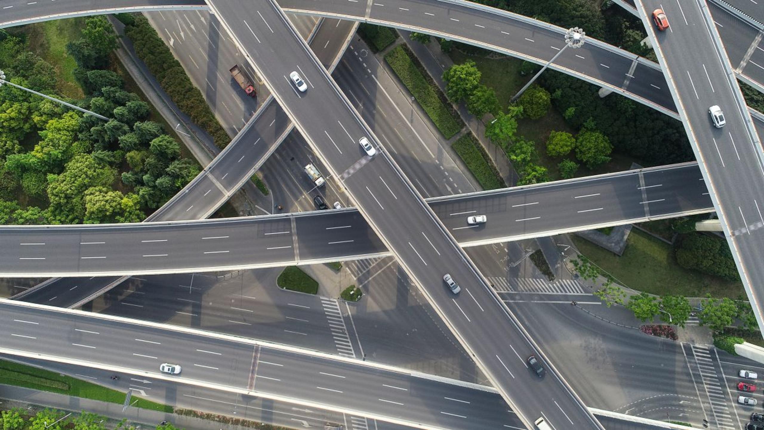 Droneshot van verschillende snelwegen die elkaar overlappen.