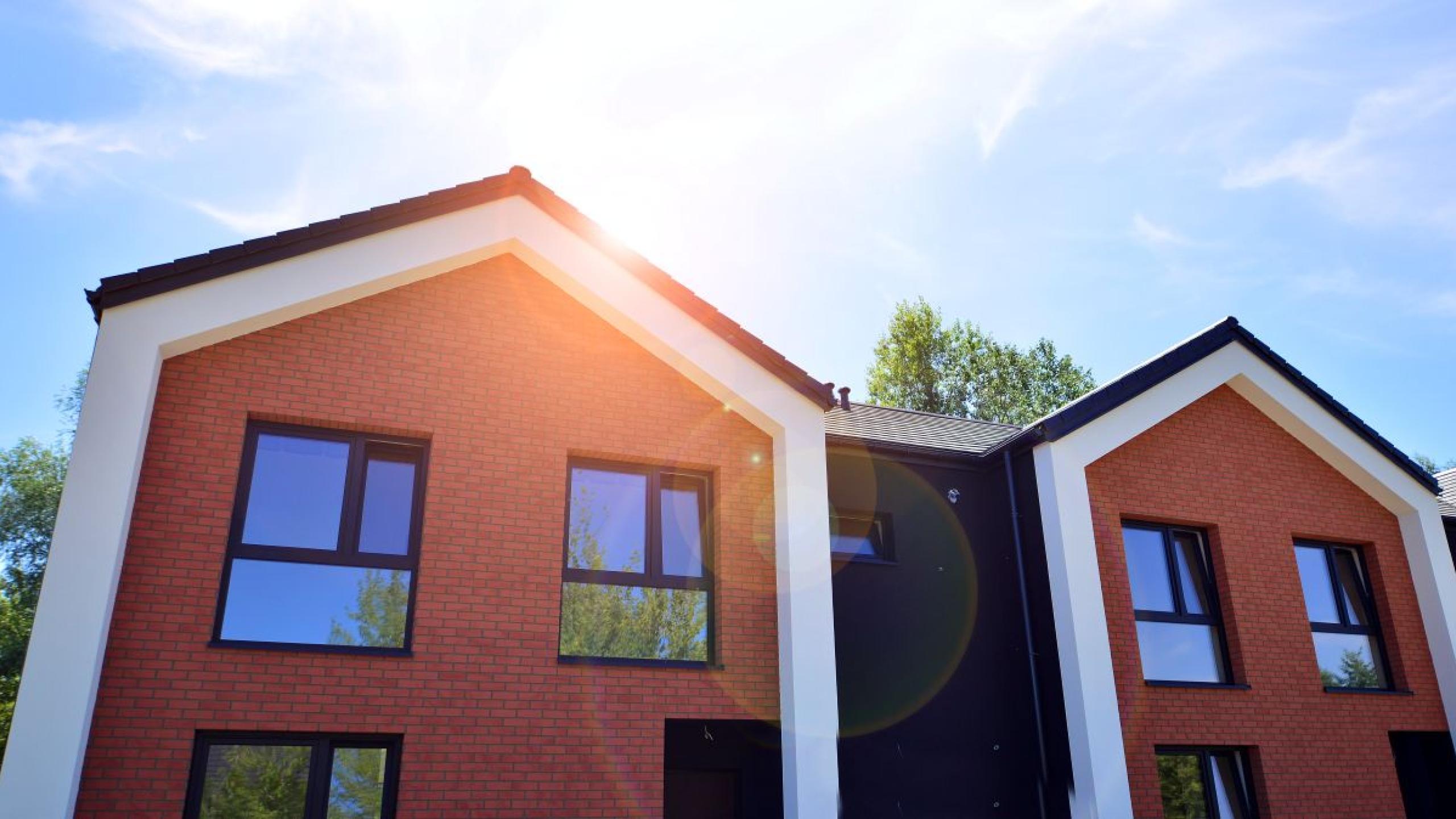 Twee woningen in rode baksteen.