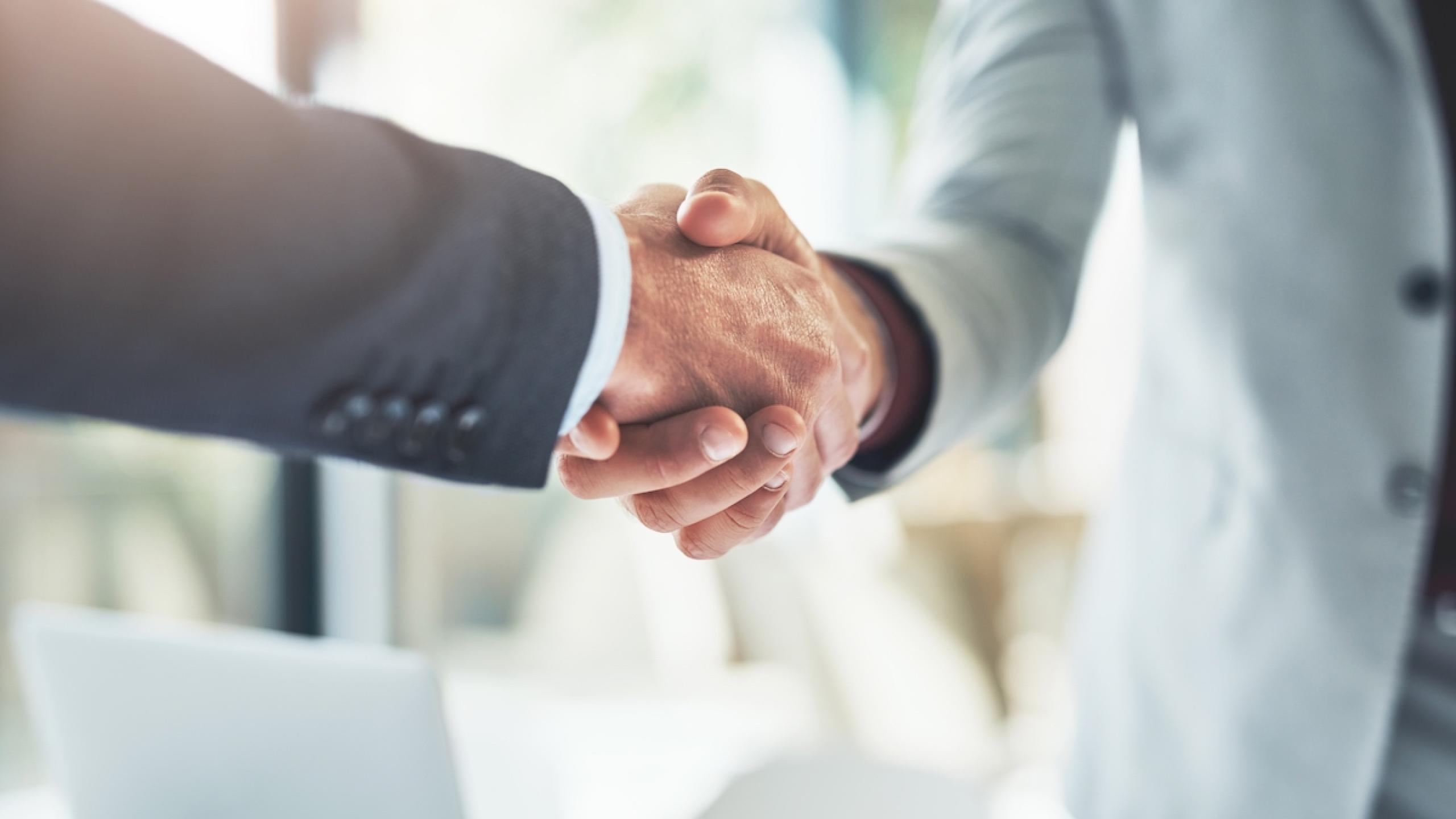 Close-up handen schudden.