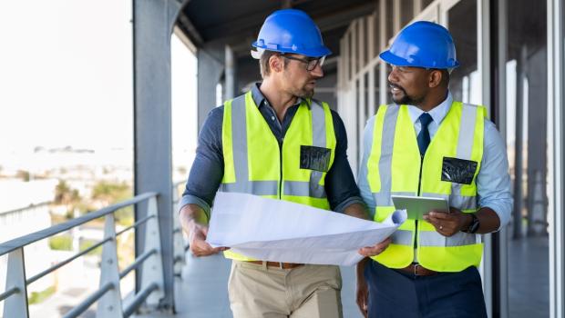 Twee ingenieurs lopen rond in groot gebouw