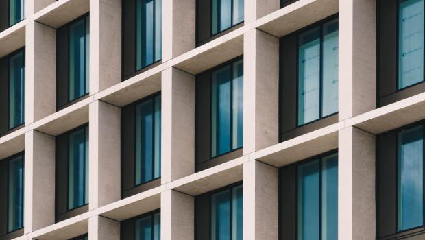 Close-up: gevel van een hedendaags kantoorgebouw.