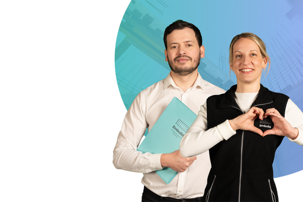 Man en vrouw van Embuild staan naast elkaar.