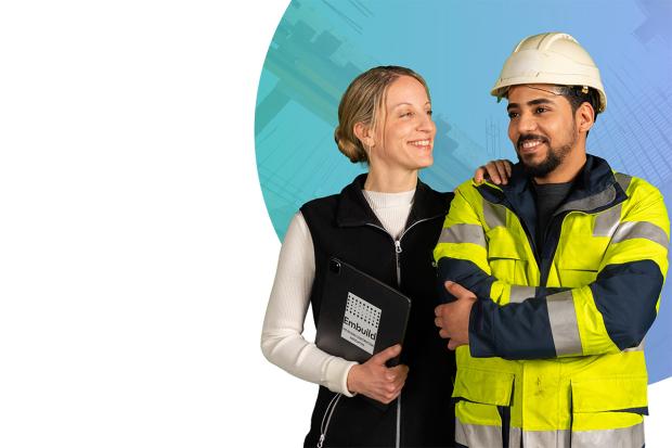 Vrouw van Embuild en jonge bouwprofessional in fluohesje.