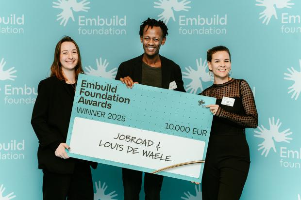 Drie mensen houden samen een grote cheque vast.